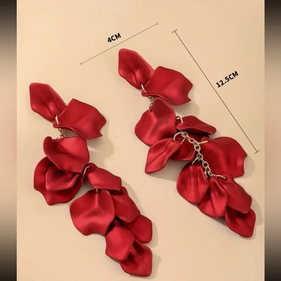 🌹 Beautiful petal drop earrings. Perfect for the holidays and night out.… - Picture 4 of 4